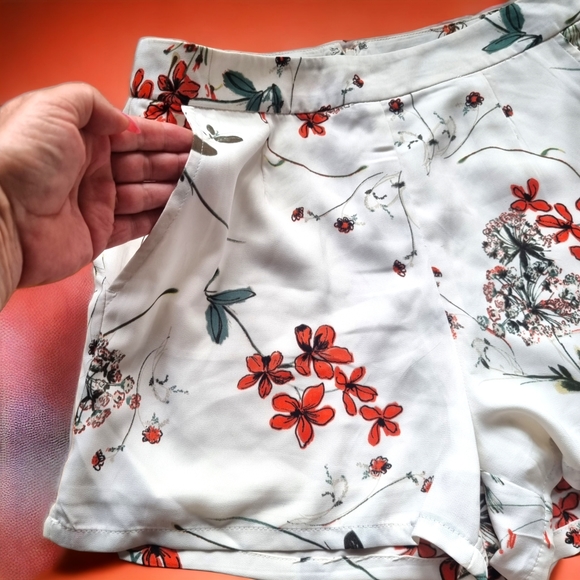 Dynamite Lightweight Floral Shorts - Picture 6 of 9
